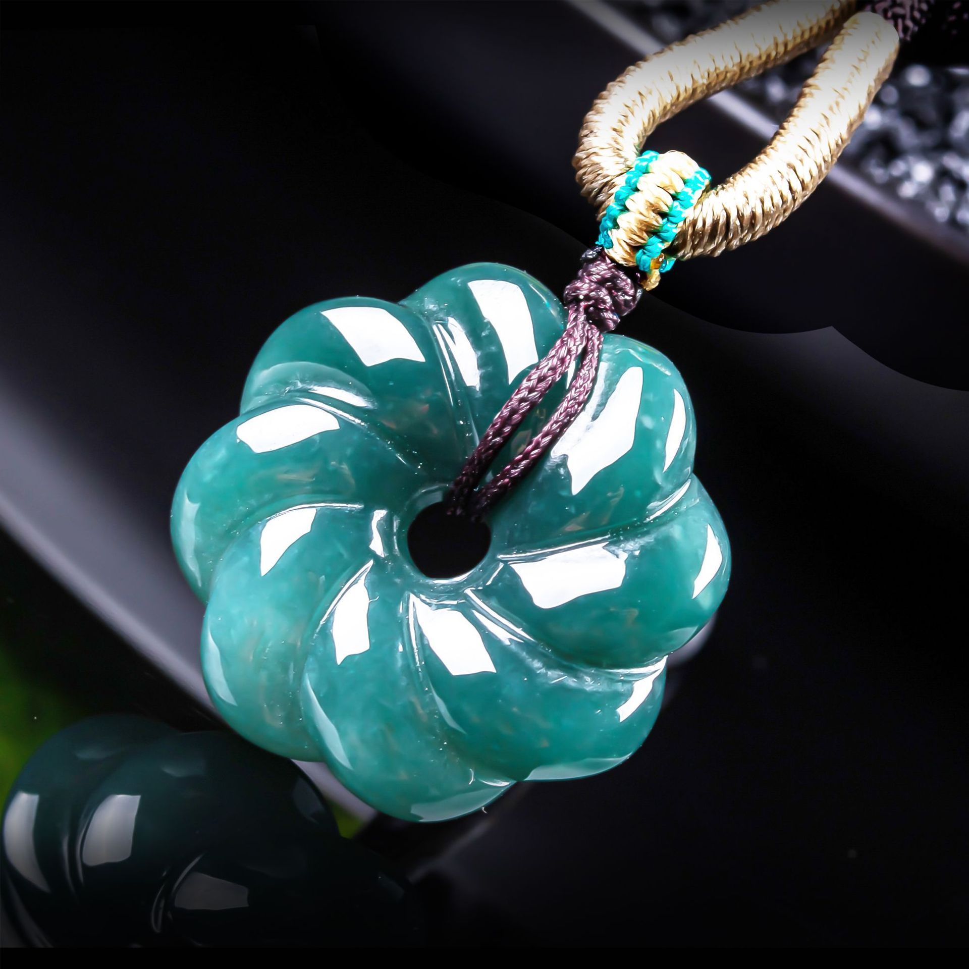 Natural Burmese Jadeite Flower - огляд і ціна Necklaces