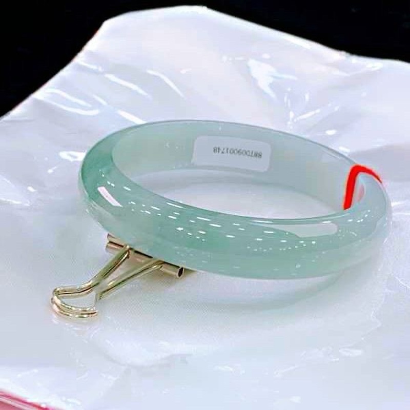 Myanmar , Natural Ice Jadeite  - огляд і ціна Bracelets