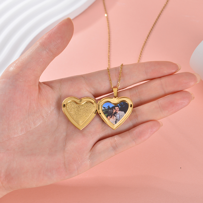 Personalized Locket Necklace C - огляд і ціна Heart Locket Necklace Photo
