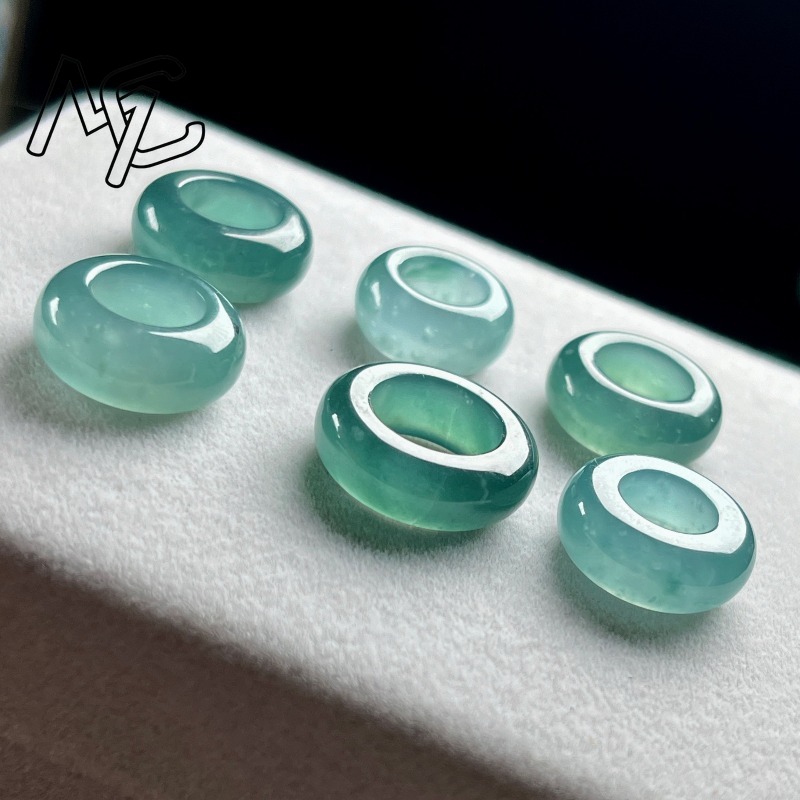 Natural Emerald Blue Water Luc - огляд і ціна Necklaces
