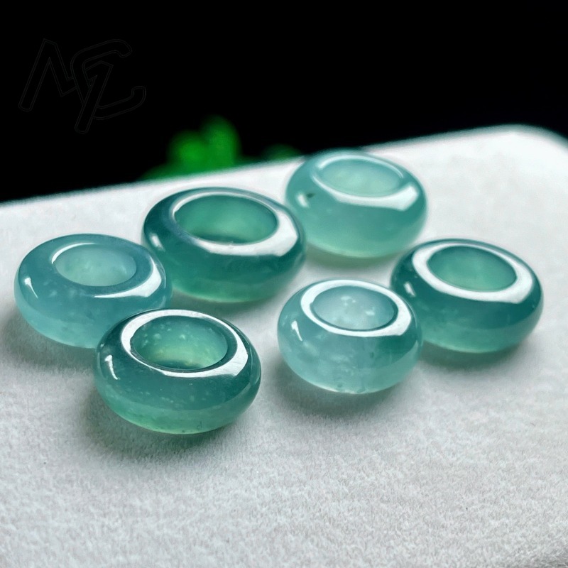 Natural Emerald Blue Water Luc - огляд і ціна Necklaces